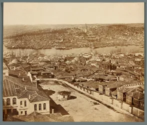 ‘Pera en Galata’ [Istanboel. Stadspanorama - gezicht op de wijken Pera en Galata]