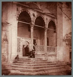 “Portiek van de Süleymaniye” [Istanboel. Portiek van de Süleymaniye-moskee]