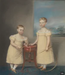 Twee kinderen in gele jurken, de oudste met een hoepel en stok en de jongste met een zweep en tol