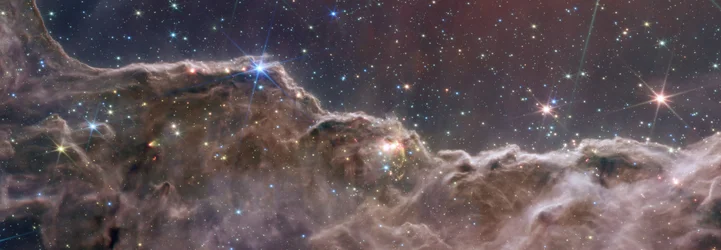 Kosmische Kliffen in de Carina Nevel (NIRCam en MIRI Composiet Beeld)