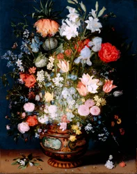Boeket bloemen in een keramische vaas