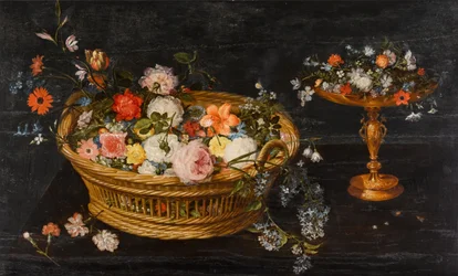 Stilleven met bloemen in een mand en in een vergulde tazza