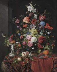 Bloemen in een glazen vaas op een gedrapeerde tafel, met een zilveren tazza, fruit, insecten en vogels