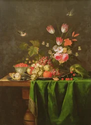 Stilleven met fruit en bloemen met een papegaai op een tafel bedekt met een groen kleed