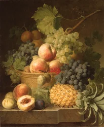 Appels, druiven, abrikozen en bessen in een mand met ananas, druiven en ander fruit op een marmeren richel
