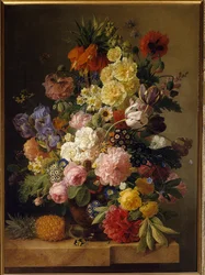 Bloemen op een marmeren console met een ananas