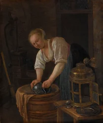 Vrouw die metalen voorwerpen schrobt