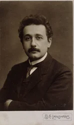 Carte-de-visite portret van Albert Einstein genomen in Praag in 1912, 1912