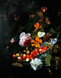 Een stilleven van aardbeien in een kom en bloemen