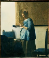 Brieflezende vrouw in blauw