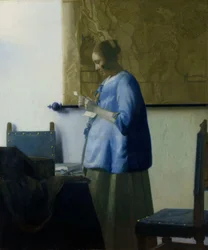 Brieflezende vrouw in het blauw