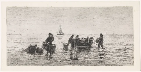 Vissers halen een sloep leeg op het strand