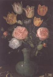 Vaas met bloemen en diamanten op de tafel
