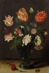 Tulpen met andere Bloemen in een Glas op een Tafel