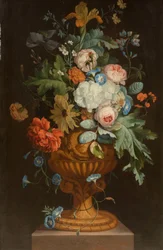 Bloemen in een terracotta vaas op een sokkel