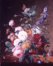 Rozen, dahlia, ridderspoor en andere bloemen in een mand op een marmeren rand