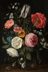 Rozen, een tulp, een pioenroos, een kersenbloesem en een centaurium in een glazen vaas op een richel