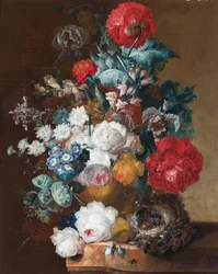 Een stilleven van bloemen met klaprozen, antirrhinums en een vogelnestje met uitgevlogen jongen
