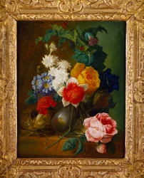 Rozen, klaprozen, ochtendglorie en andere bloemen in een vaas met een vogelnest op een richel