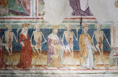 Hrastovlje versterkte kerk, Drievuldigheidskerk, Dood vergezelt Paus en Koningin, Dodendans (1490), detail van fresco