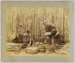 Vaten maken, Japan (handgekleurde zwart-wit foto)