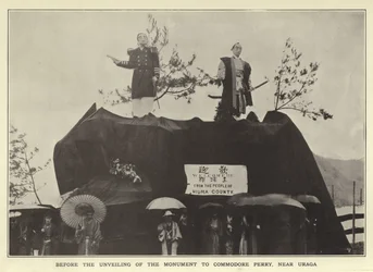 Voor de onthulling van het monument voor Commodore Perry, nabij Uraga