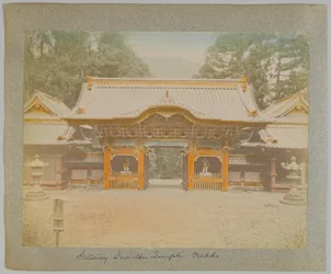 Poort van de Jemitsu Tempel, Nikko, Japan (handgekleurde zwart-wit foto)