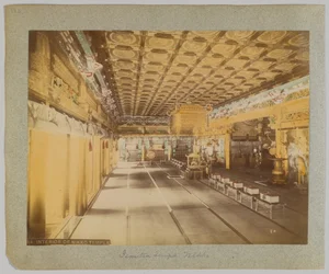 Interieur van de Jemitsu-tempel, Nikko, Japan (handgekleurde zwart-wit foto)