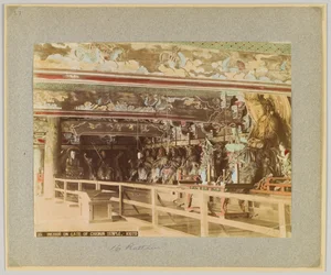 Interieur van de poort van de Chionin-tempel, Kyoto, Japan (handgekleurde zwart-wit foto)