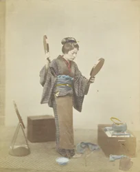 Japanse vrouw met spiegels (handgekleurde zwart-wit foto)