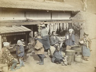 Marktplaats in Japan (handgekleurde zwart-wit foto)