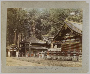 Heilige bron en opslagplaatsen, Tōshō-gū, Nikko, Japan (handgekleurde zwart-wit foto)