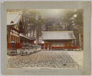 Opslaghuizen in Tōshō-gū, Nikko, Japan (handgekleurde zwart-wit foto)
