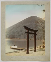 Torii op het Chuzenji-meer, Nikko, Japan (handgekleurde zwart-wit foto)