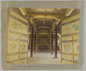 Uitzicht vanaf de poort naar de deuren, Tempel van de 6e of 7e Shogun, Shiba Park, Tokio, Japan