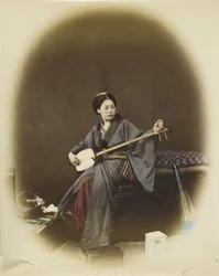 Vrouw die de shamisen speelt