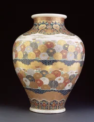 Een Satsuma vaas beschilderd met chrysanten, late 19e eeuw