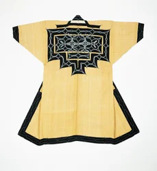 Ceremoniële mantel (attush) van de Ainu bevolking met traditionele Ainu motieven, kettingsteek borduurwerk, iepenbast, wol en katoen