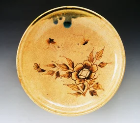 Versierde emaille aardewerken schaal met twee vlinders en pioenroos, laat 18e eeuw-begin 19e eeuw, Seto productie, diameter 34 cm, Japanse beschaving, Edo periode