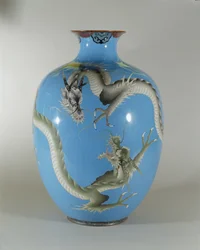 Geëmailleerde vaas versierd met een paar draken, Japans