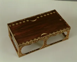 Voetenbankje, met ivoorinleg, Nara