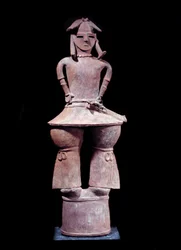 Japanse kunst: haniwa (grafbeeldje) van een staande krijger met helm, van terracotta. Hoogte: 1,12 m. Kofunperiode (350-550 n.Chr.). Parijs, Musée Guimet, Nationaal Museum voor Aziatische Kunst