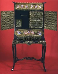 Japans kabinet met emaille inlegwerk, open