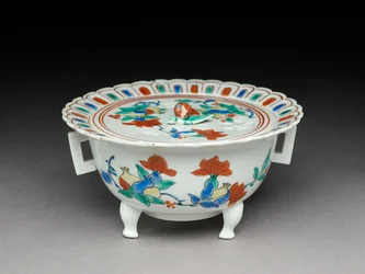 Koro kom met een plat deksel, Kakiemon verwant aardewerk, 1680-1700