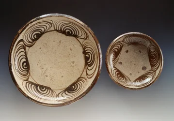 Borden versierd met umanomezara (cirkels met paardenoogpatroon), laat 18e eeuw-begin 19e eeuw, emaille aardewerk, geproduceerd in Seto, Japanse beschaving, Edo periode