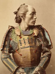 Portret van een samoerai van het oude Japan met volledige lichaamsbepantsering, 1890