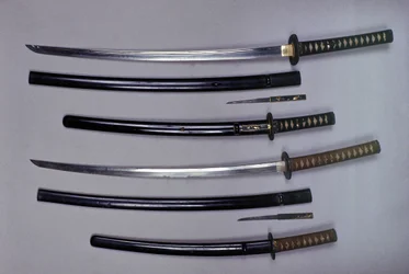Boven: een katana, Japanse zwaard en zijn schede, wakizashi, Japanse kort zwaard in zijn schede, kleine Kokatawa dolk opgeborgen in dezelfde schede. alle drie zijn uit de 18e eeuw. de onderste zijn uit de 17e eeuw