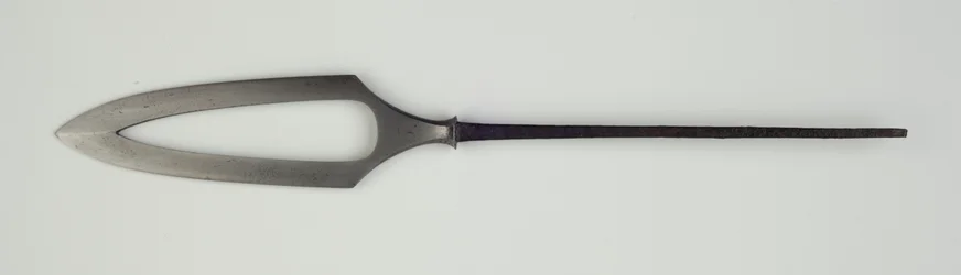 Yanone (pijlpunt) van plat type (hirane) met doorboord ontwerp