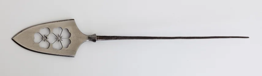 Yanone (pijlpunt) van plat type (hirane) met geperforeerd ontwerp van kersenbloesems