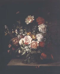 Gemengde bloemen in een rieten mand met motten, libel en atalanta op een richel